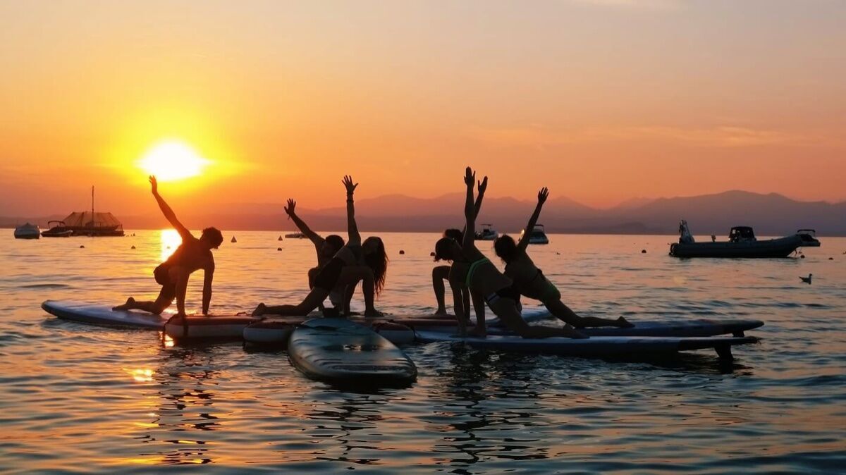 Sup Yoga al Tramonto sul Lago di Garda desktop picture