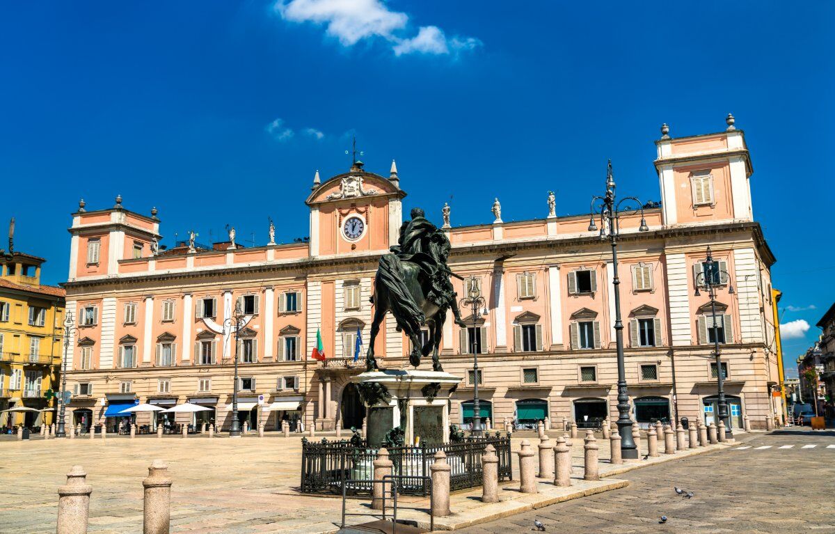 Piacenza la Primogenita: Tour tra Chiese, Mura e Palazzi desktop picture