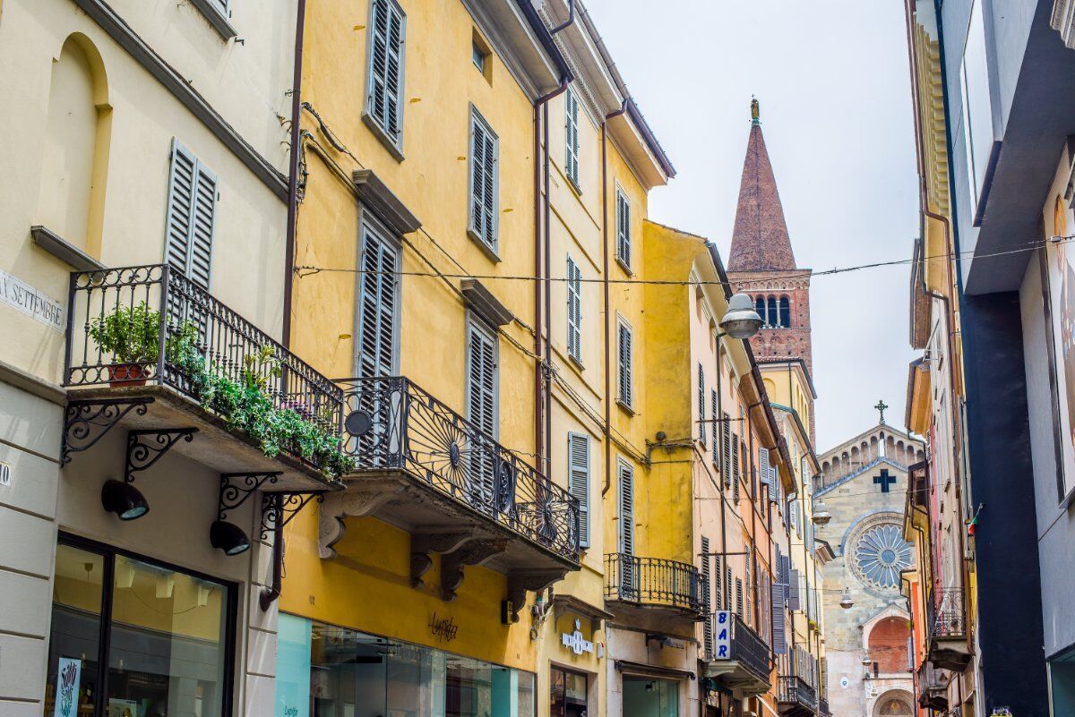 Piacenza la Primogenita: Tour tra Chiese, Mura e Palazzi desktop picture