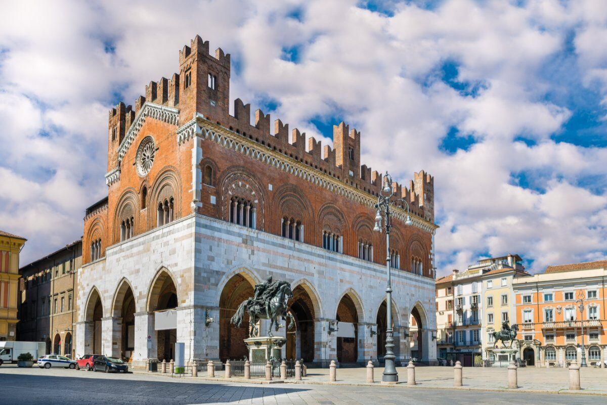 Piacenza la Primogenita: Tour tra chiese, mura e palazzi desktop picture