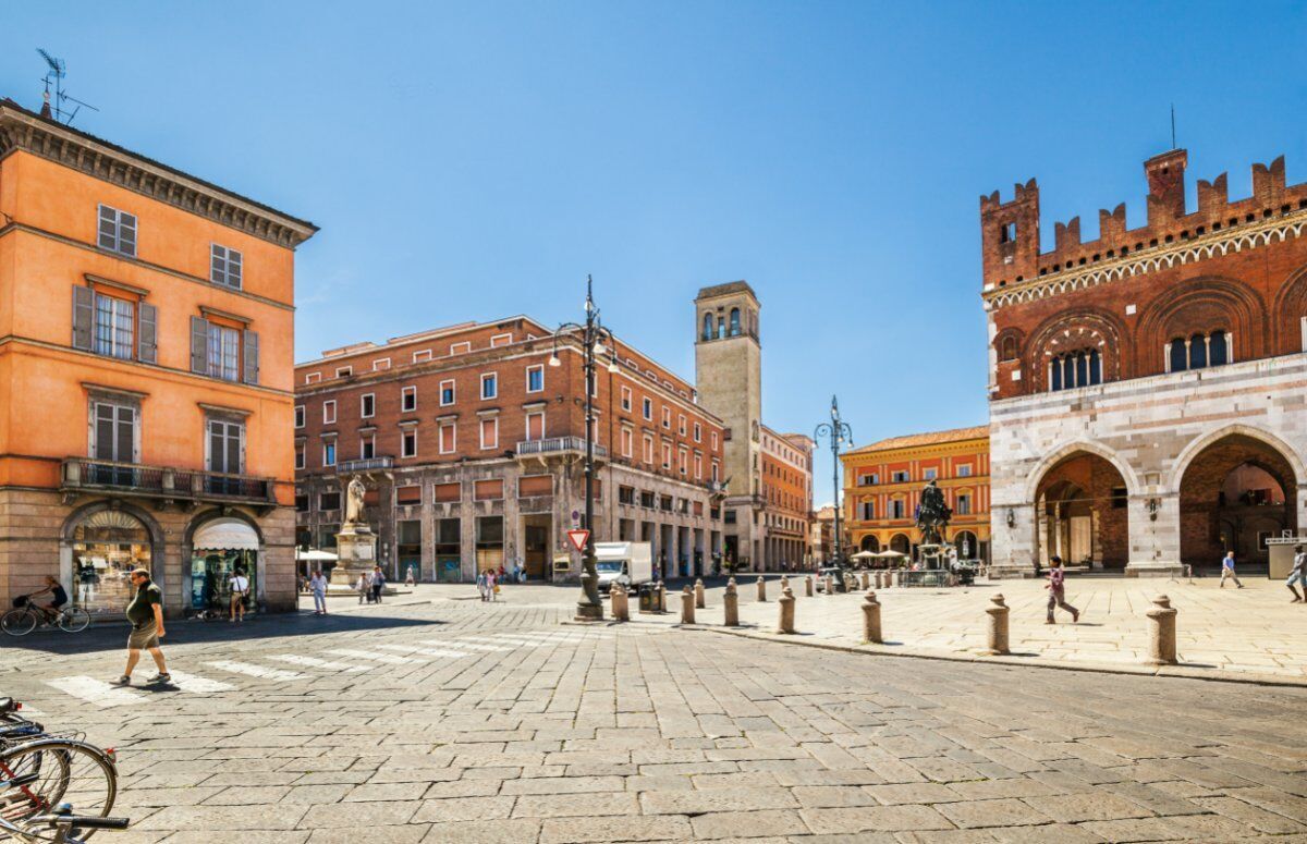 Piacenza la Primogenita: Tour tra chiese, mura e palazzi desktop picture