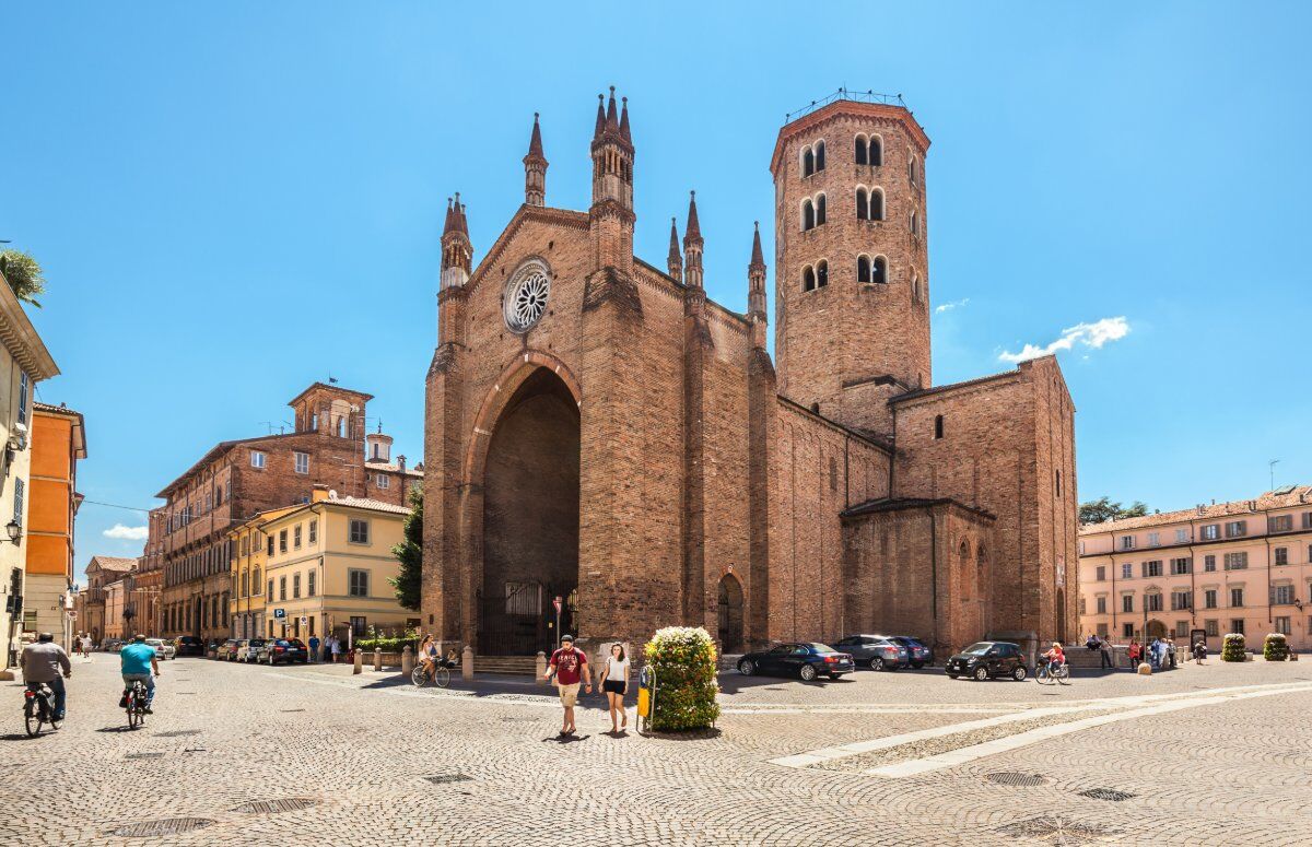 Piacenza la Primogenita: Tour tra Chiese, Mura e Palazzi desktop picture