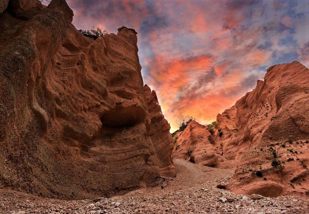 Escursione al Tramonto alle Lame Rosse: Il Canyon Infuocato delle Marche desktop picture