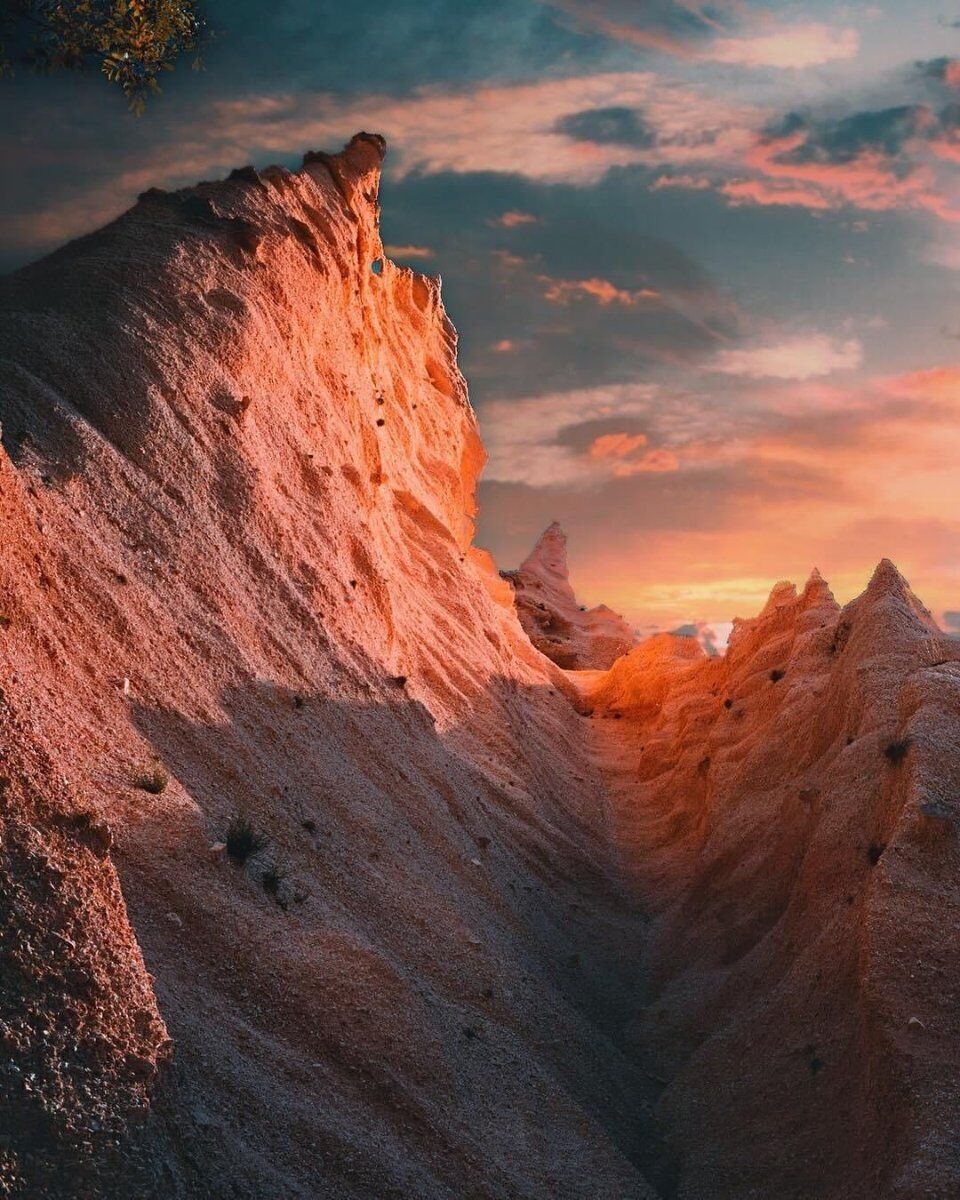 Escursione al Tramonto alle Lame Rosse: Il Canyon Infuocato delle Marche desktop picture