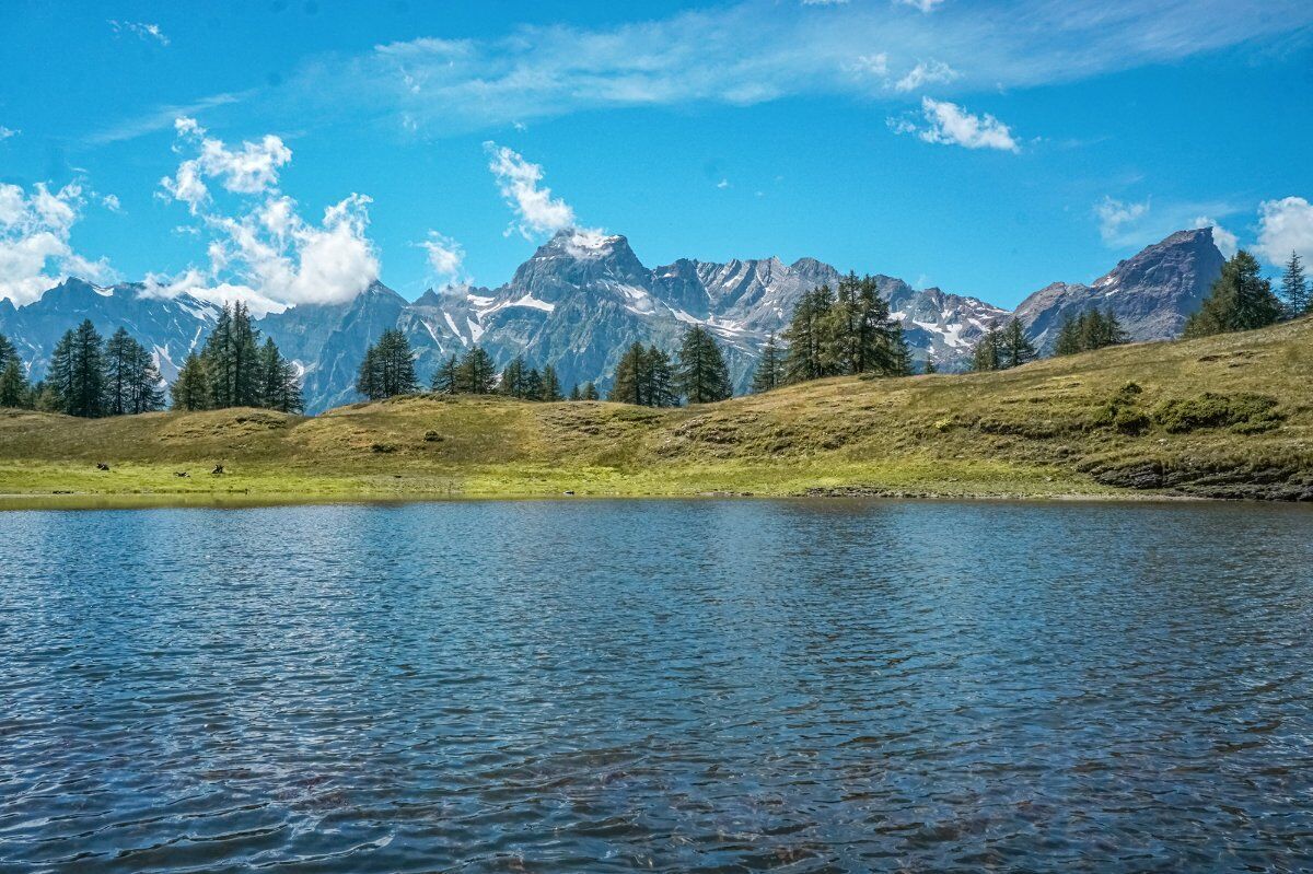 I Laghi del Sangiatto: Un Trekking dagli Scenari Pittoreschi desktop picture