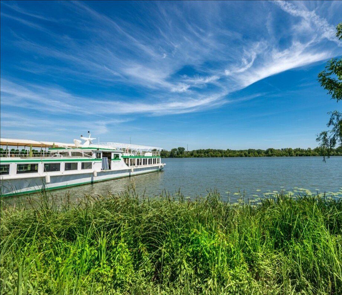 Tour in battello: la magia di Mantova vista dall'acqua desktop picture