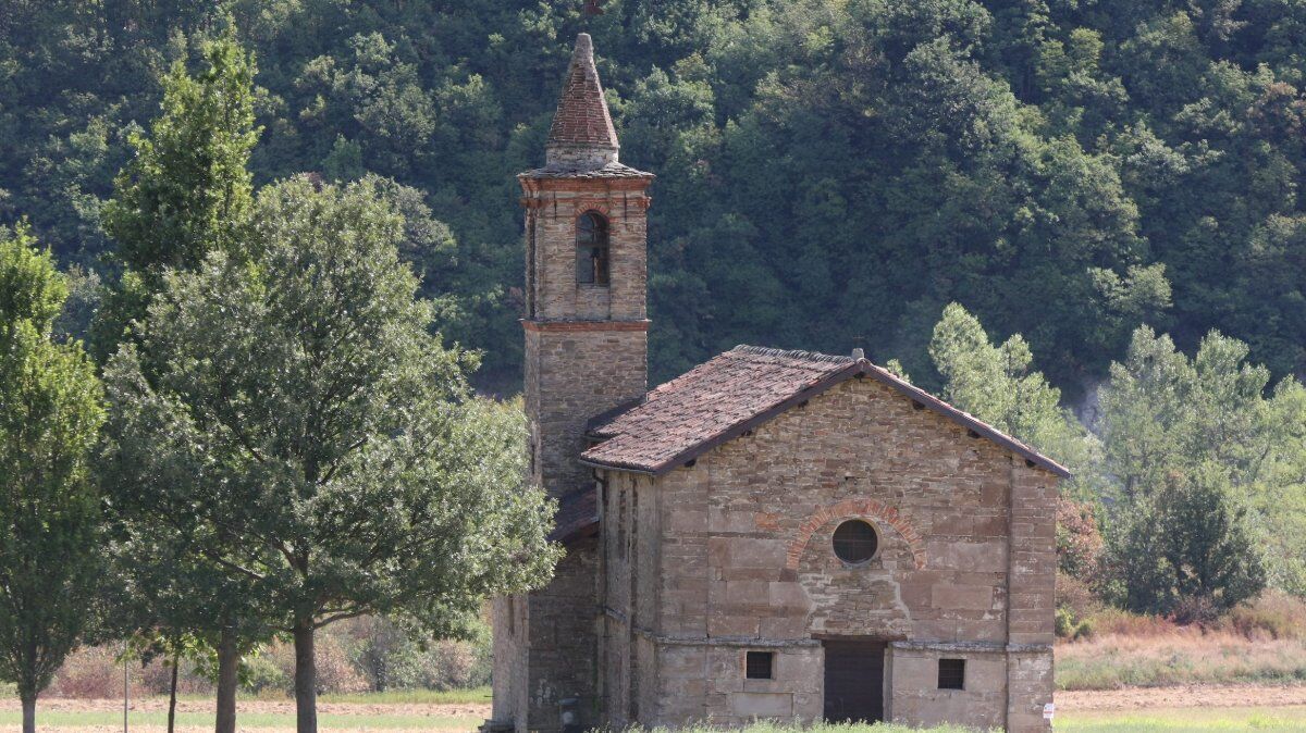 Passeggiata Panoramica dalla Torre al Torrente: La Natura della Valle dell'Erro desktop picture