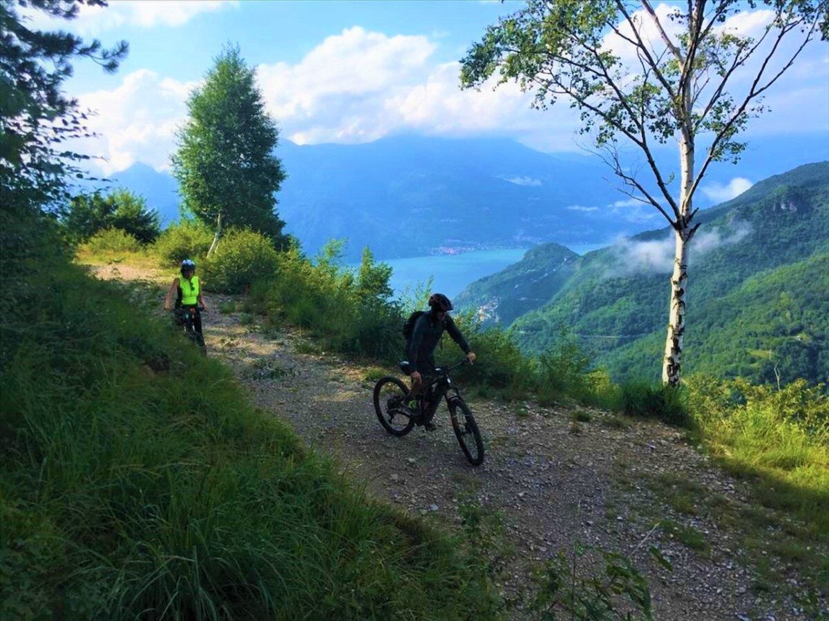 La Scenic Route 65: Magico Tour in E-Bike con Vista sul Lago di Como desktop picture