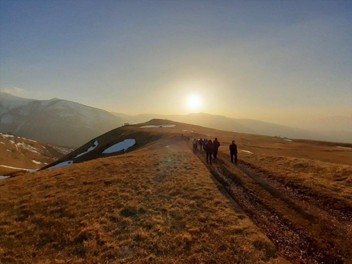 La Fonte dell'Aquila: Trekking al Tramonto sui Monti Sibillini desktop picture