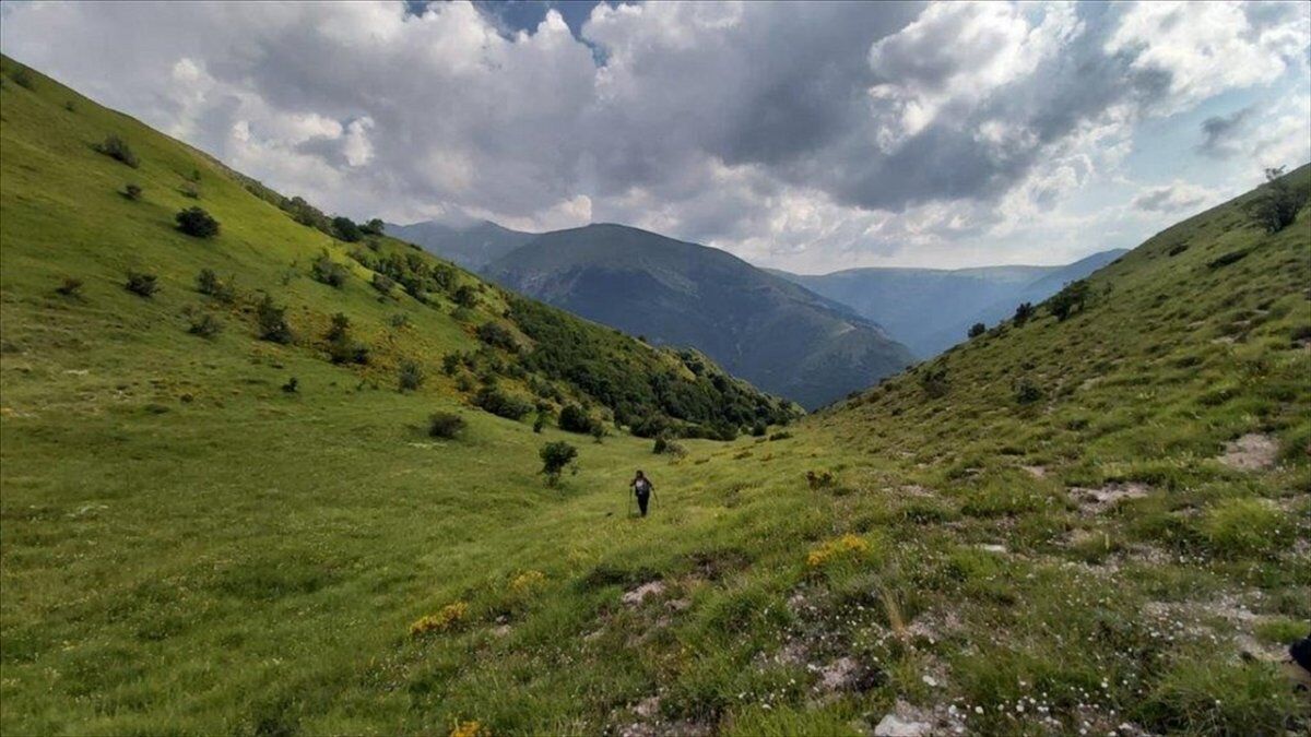 La Fonte dell'Aquila: Trekking al Tramonto sui Monti Sibillini desktop picture