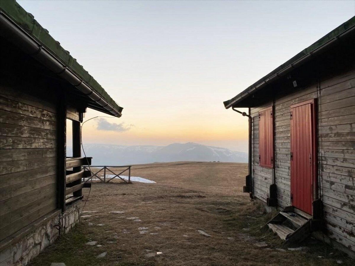 La Fonte dell'Aquila: Trekking al Tramonto sui Monti Sibillini desktop picture