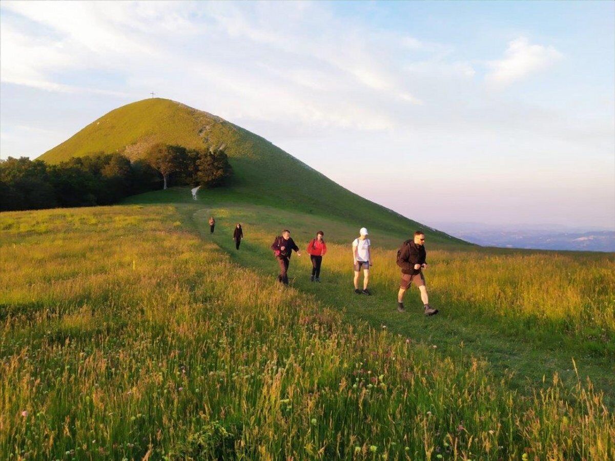 La Fonte dell'Aquila: Trekking al Tramonto sui Monti Sibillini desktop picture