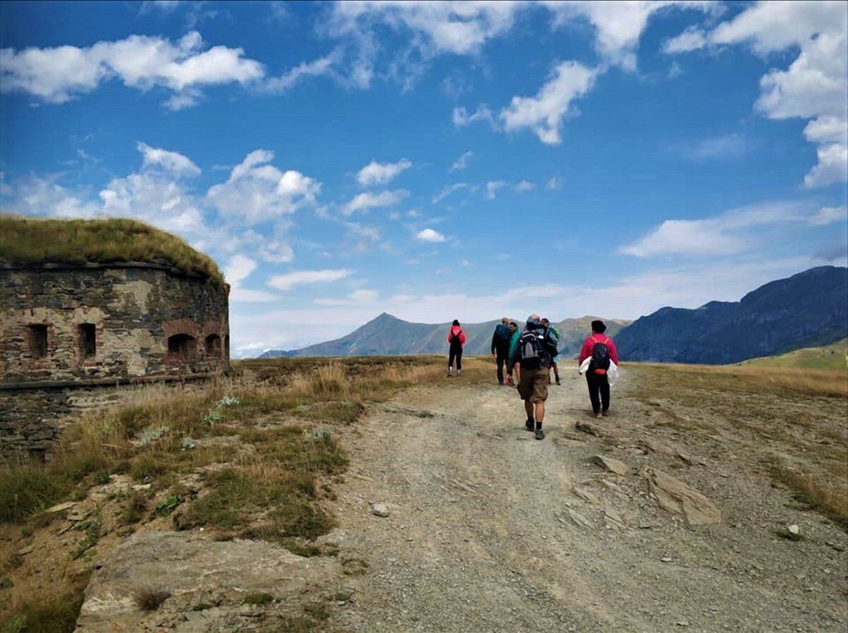 Trekking lungo la Via del Sale: tra panorami e antiche fortificazioni desktop picture