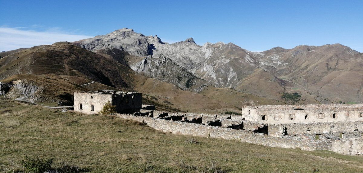 Trekking lungo la Via del Sale: tra panorami e antiche fortificazioni desktop picture