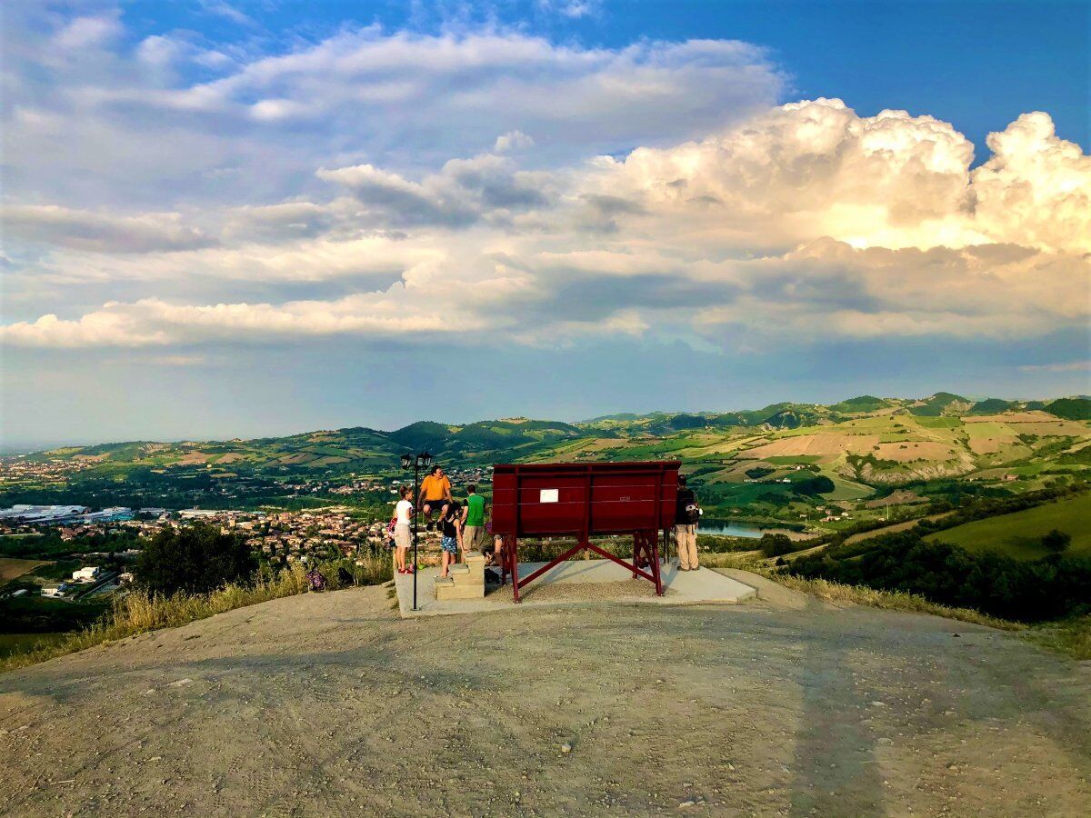 Castellarano e la Panchina Gigante: Passeggiata alle luci del tramonto desktop picture