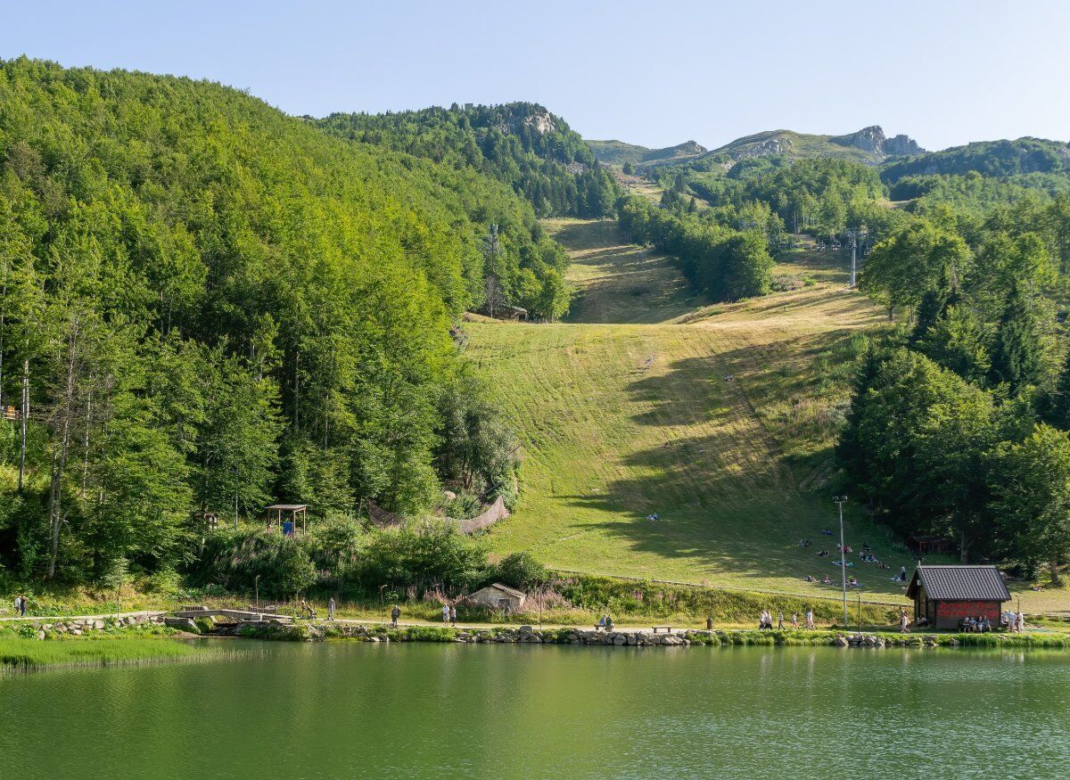 I Laghi del Cerreto: Escursione alle falde del Monte La Nuda I Laghi del Cerreto: Escursione alle falde del Monte La Nuda desktop picture