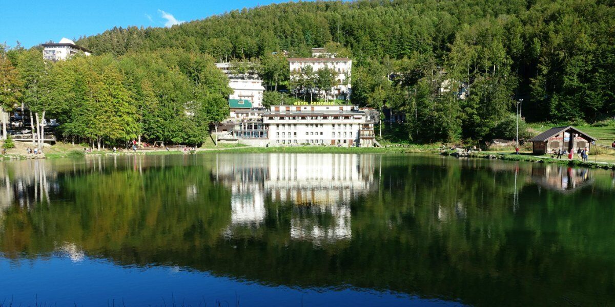 I Laghi del Cerreto: Escursione alle falde del Monte La Nuda I Laghi del Cerreto: Escursione alle falde del Monte La Nuda desktop picture