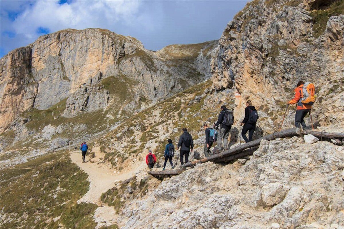 Percorso ad Anello al Passo Sella: Il Sassolungo e il Sassopiatto Percorso ad Anello al Passo Sella: Il Sassolungo e il Sassopiatto desktop picture