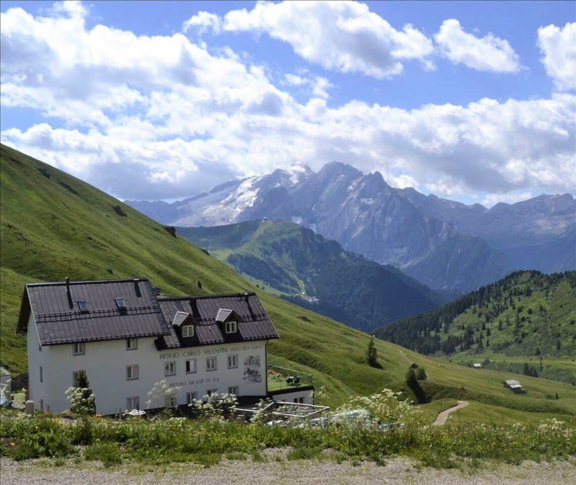 Percorso ad Anello al Passo Sella: Il Sassolungo e il Sassopiatto Percorso ad Anello al Passo Sella: Il Sassolungo e il Sassopiatto desktop picture