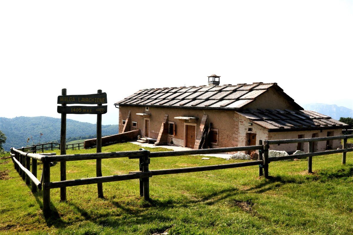 Escursione tra le Malghe della Lessinia Occidentale Escursione tra le Malghe della Lessinia Occidentale desktop picture