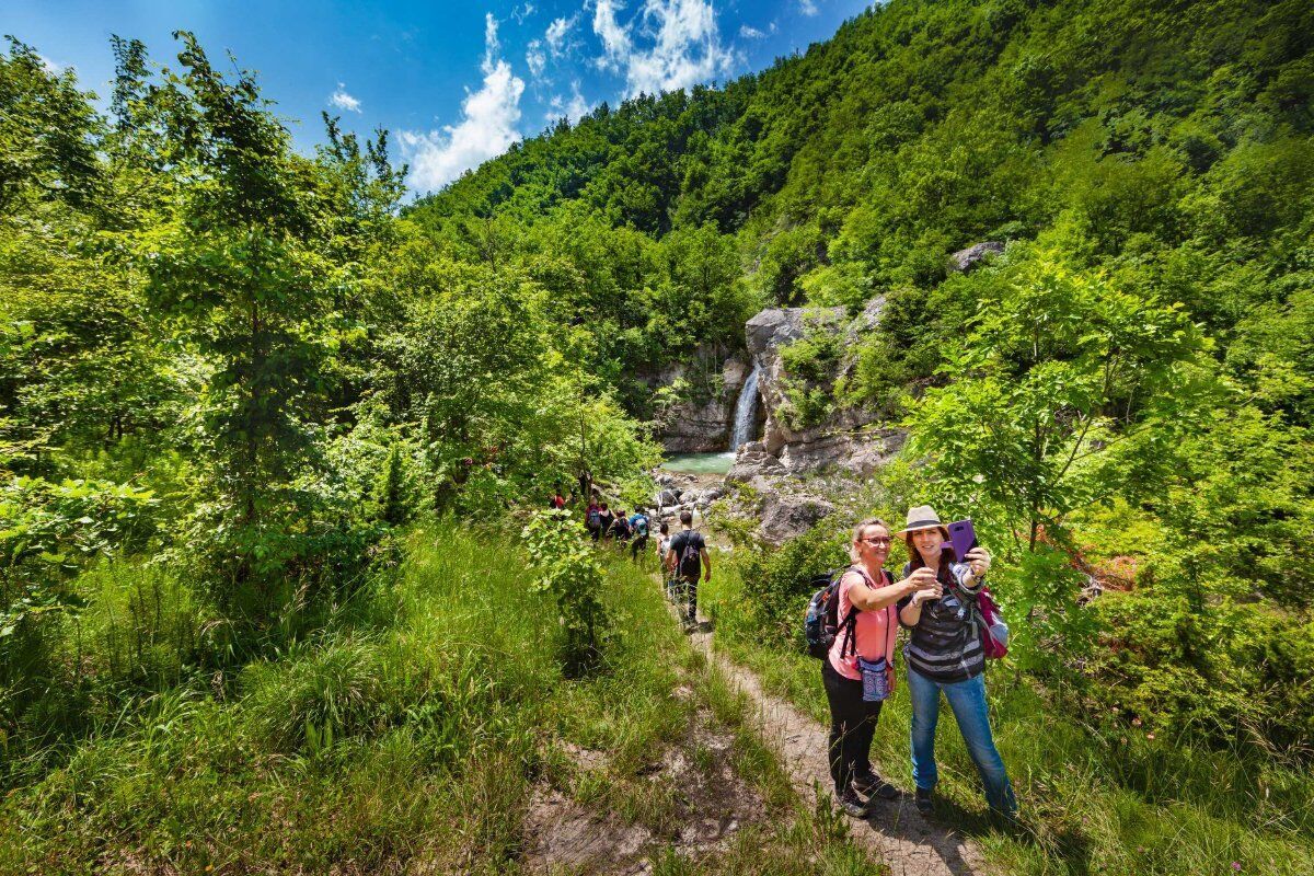 Le Cascate del Perino: Un Percorso magico nella Val Trebbia desktop picture