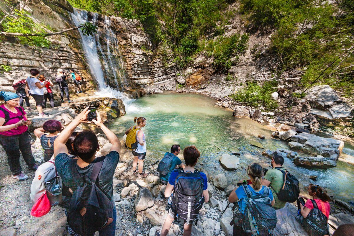 Le Cascate del Perino: Un Percorso magico nella Val Trebbia desktop picture