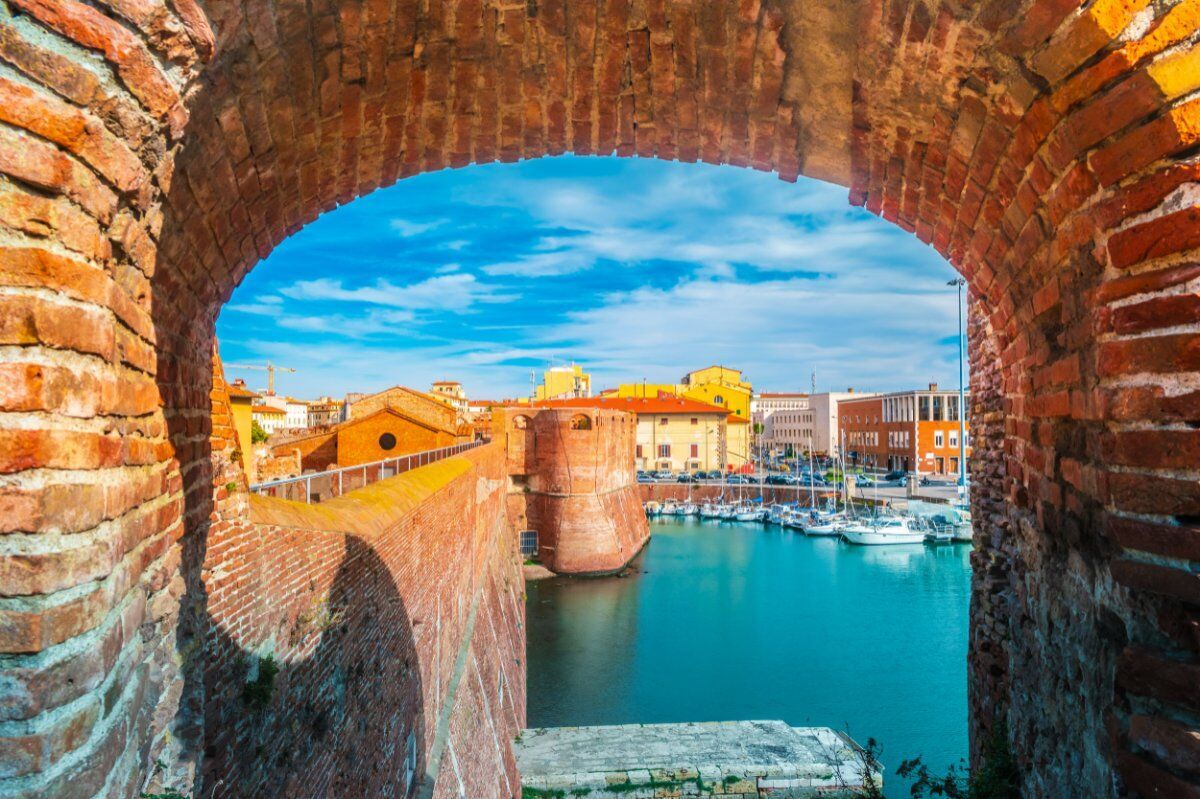 Lo storico Porto di Livorno: Passeggiata tra il Medioevo e il XVII Secolo desktop picture