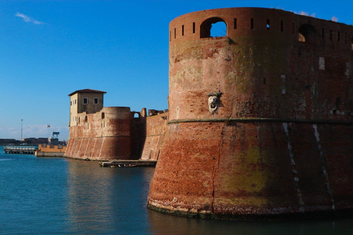 Lo storico Porto di Livorno: Passeggiata tra il Medioevo e il XVII Secolo desktop picture