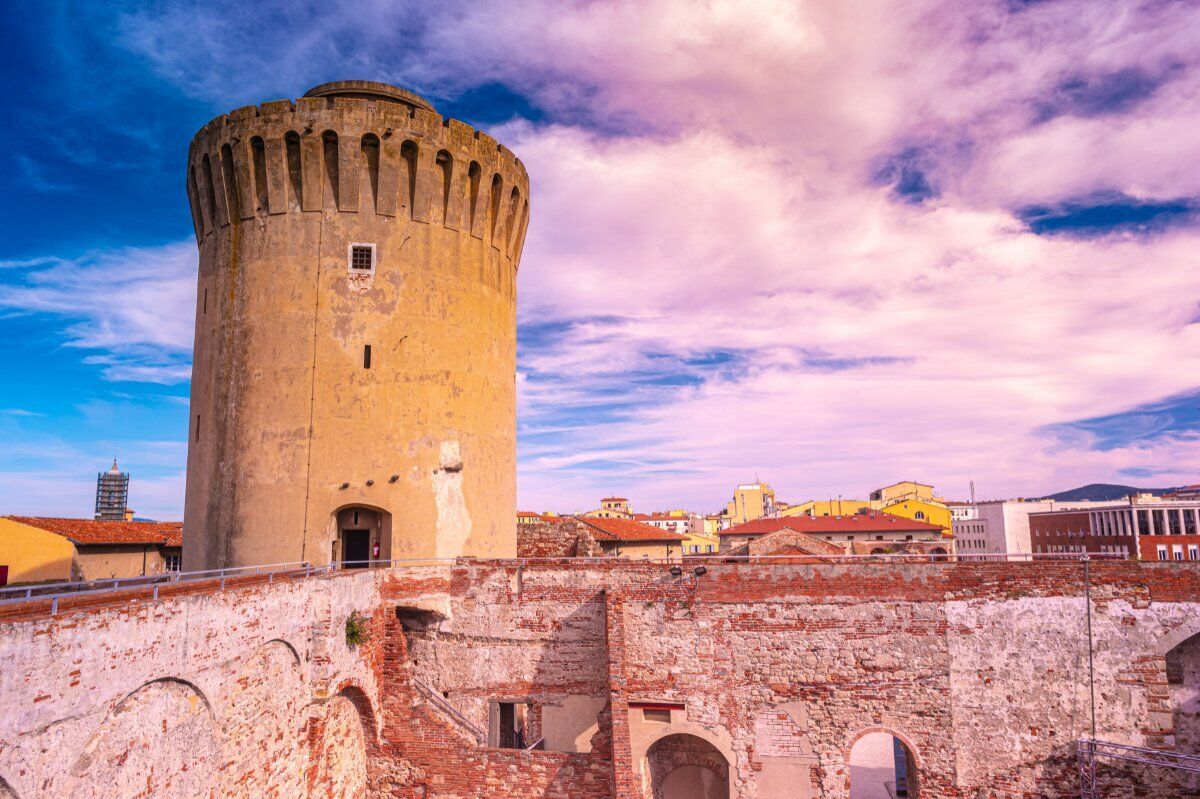 Lo storico Porto di Livorno: Passeggiata tra il Medioevo e il XVII Secolo desktop picture