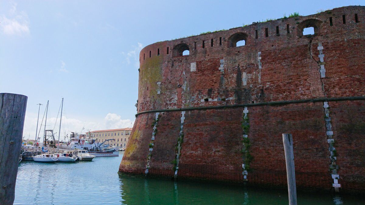 Lo storico Porto di Livorno: Passeggiata tra il Medioevo e il XVII Secolo desktop picture