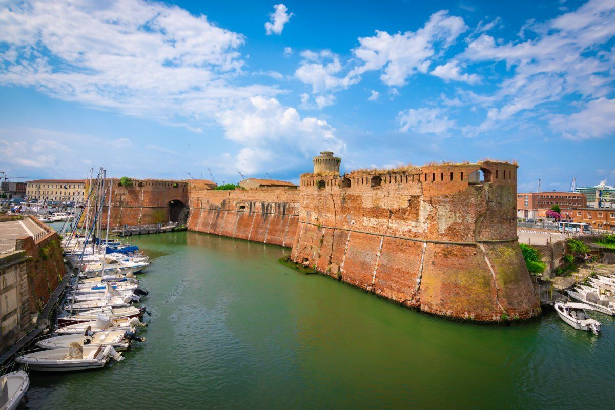 Lo storico Porto di Livorno: Passeggiata tra il Medioevo e il XVII Secolo desktop picture