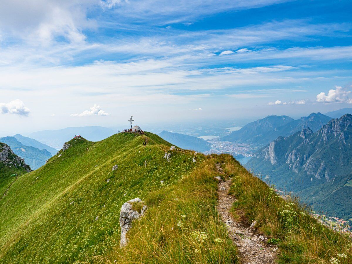 Il Monte Due Mani: Escursione Panoramica nelle Prealpi Bergamasche desktop picture