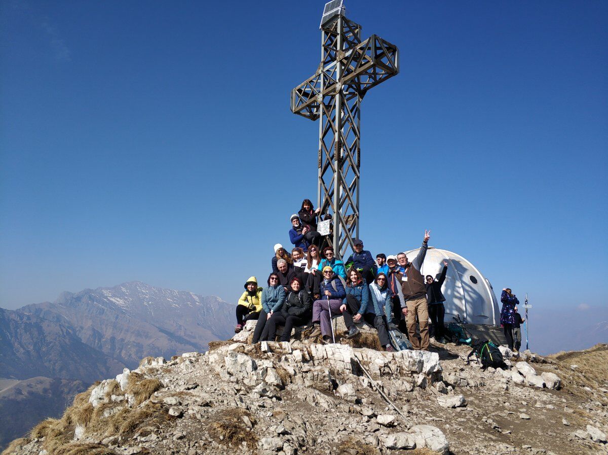 Il Monte Due Mani: Escursione Panoramica nelle Prealpi Bergamasche desktop picture