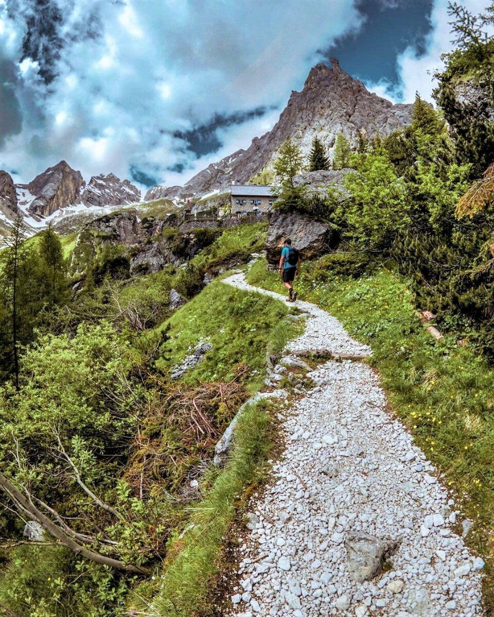 Trekking lungo i fiabeschi sentieri della Val Ombretta desktop picture