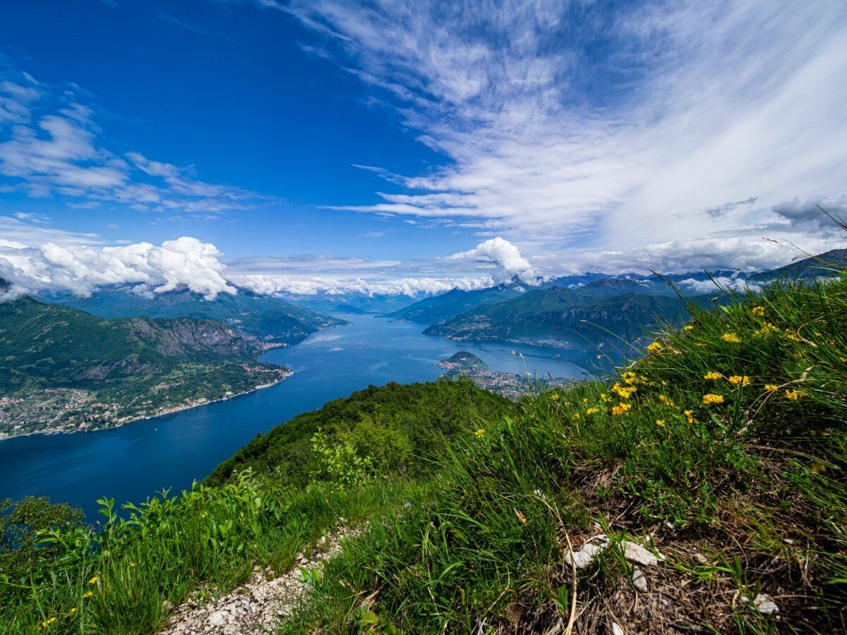Lungo i Sentieri del Monte San Primo: Un Balcone sul Lago di Como desktop picture