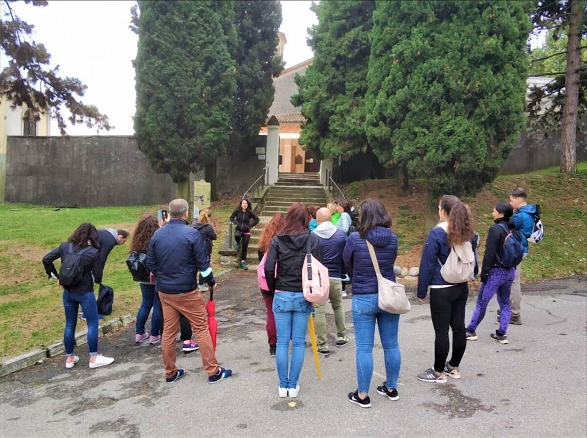 Nel Cuore della Franciacorta: Passeggiata tra Vigneti e Antichi Borghi Nel Cuore della Franciacorta: Passeggiata tra Vigneti e Antichi Borghi desktop picture