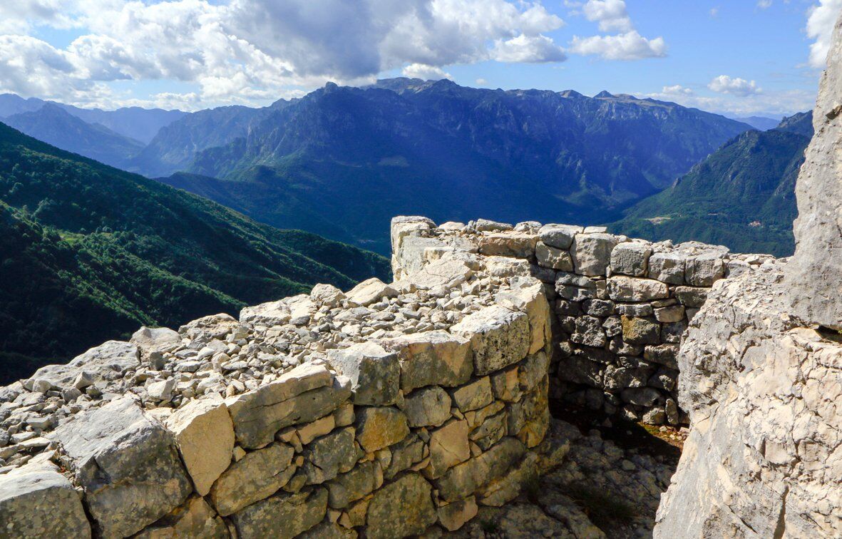 Trekking nella storia tra le cime del Monte Novegno Trekking nella storia tra le cime del Monte Novegno desktop picture