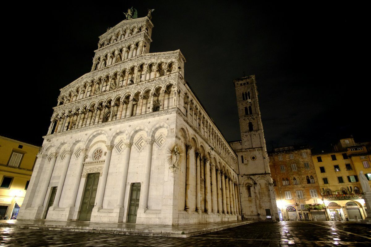 🎃Lucca: Tour tra Santi, Miracoli e Leggende🎃 desktop picture