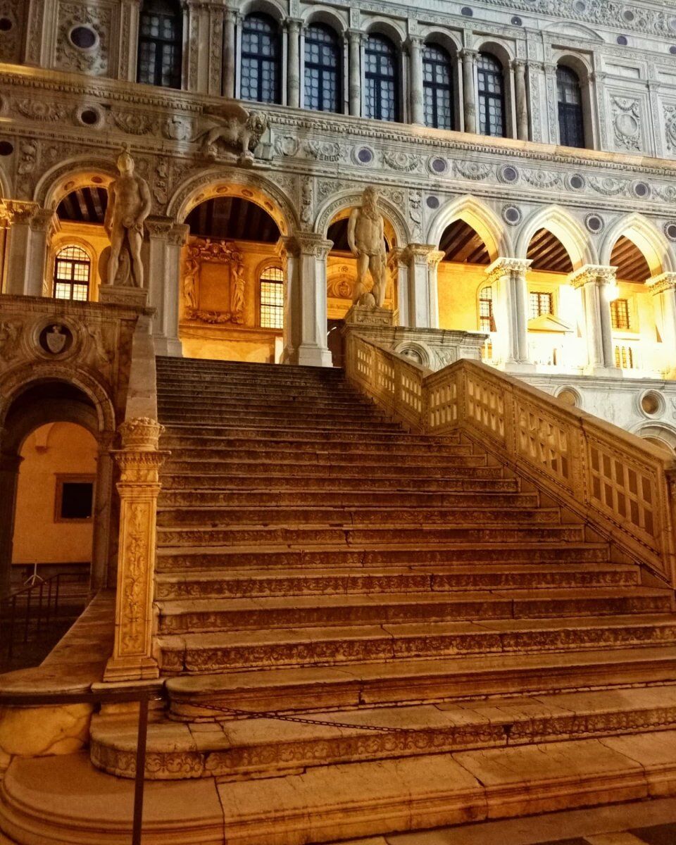 Visita serale a porte chiuse al Palazzo Ducale desktop picture