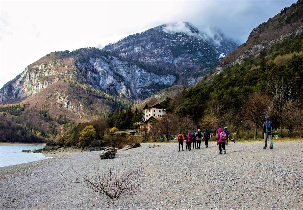 Passeggiata ad anello al Lago di Molveno Passeggiata ad anello al Lago di Molveno desktop picture
