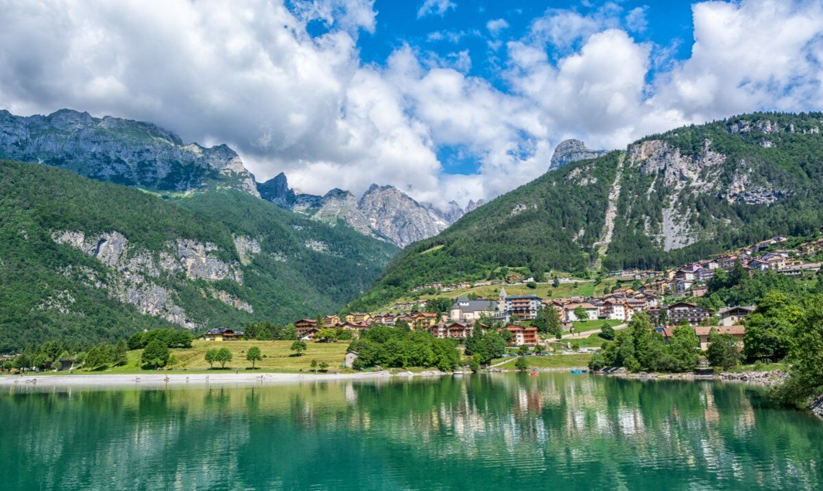 Passeggiata ad anello al Lago di Molveno desktop picture