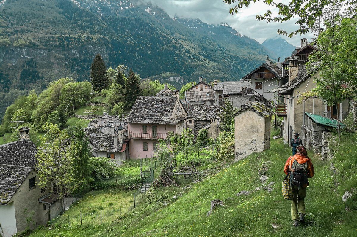 Tra pietra e legno: Escursione alle antiche frazioni di Varzo Tra pietra e legno: Escursione alle antiche frazioni di Varzo desktop picture