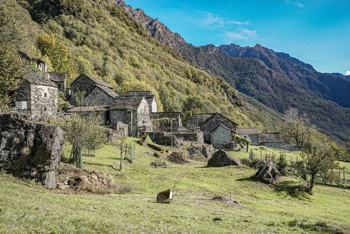 Il Parco della Valgrande: Escursione tra Colloro e i Suoi Alpeggi desktop picture