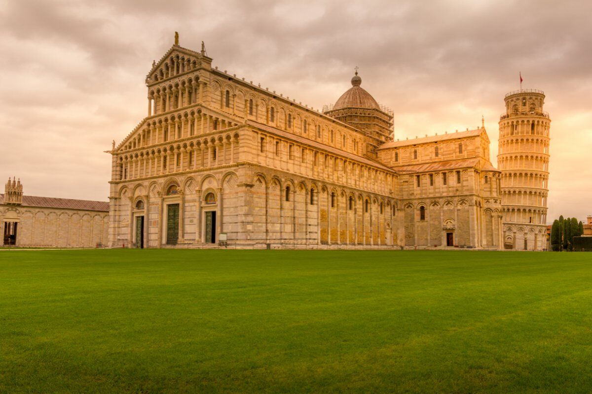 🎃Halloween a Pisa: I Misteri di Piazza dei Miracoli🎃 desktop picture