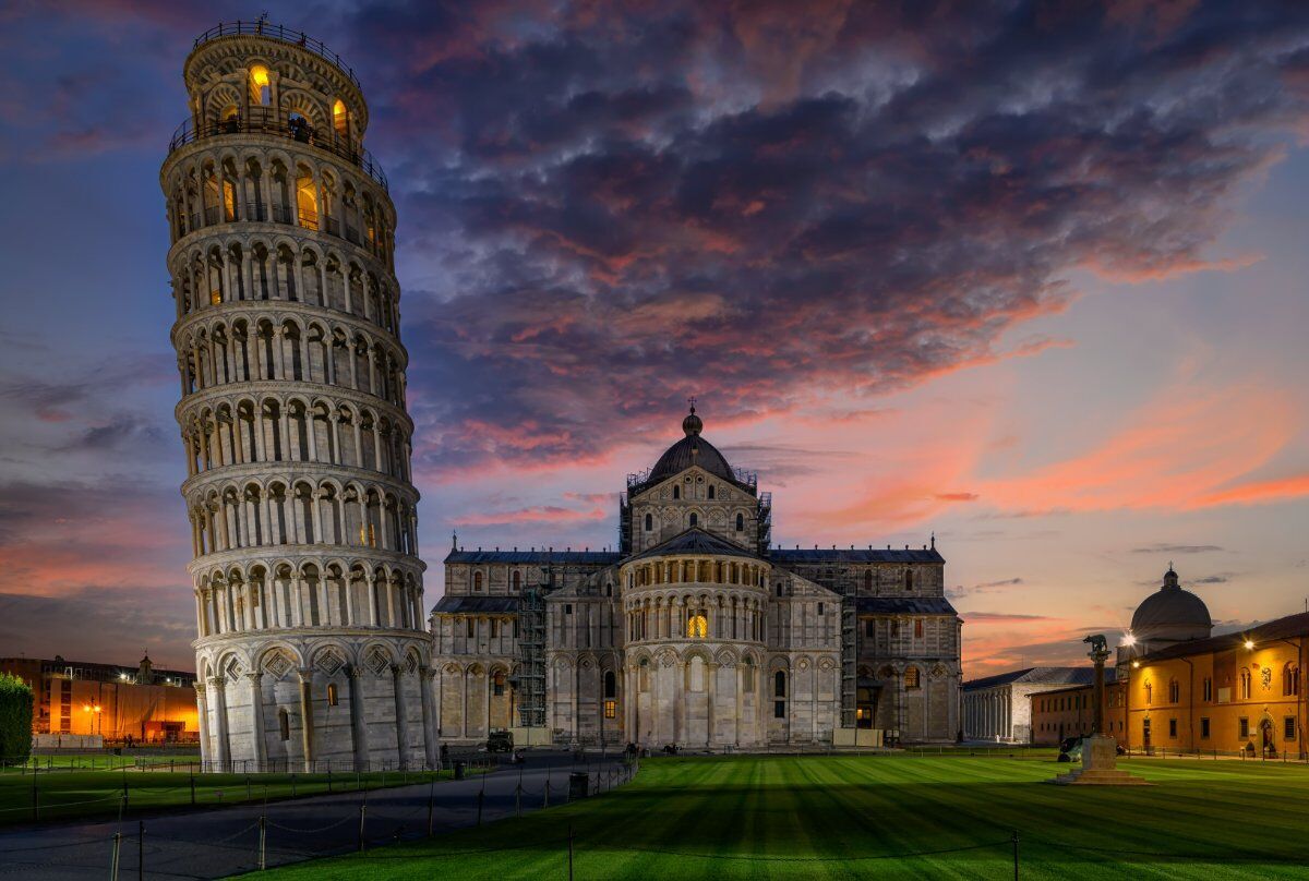 🎃Halloween a Pisa: I Misteri di Piazza dei Miracoli🎃 desktop picture