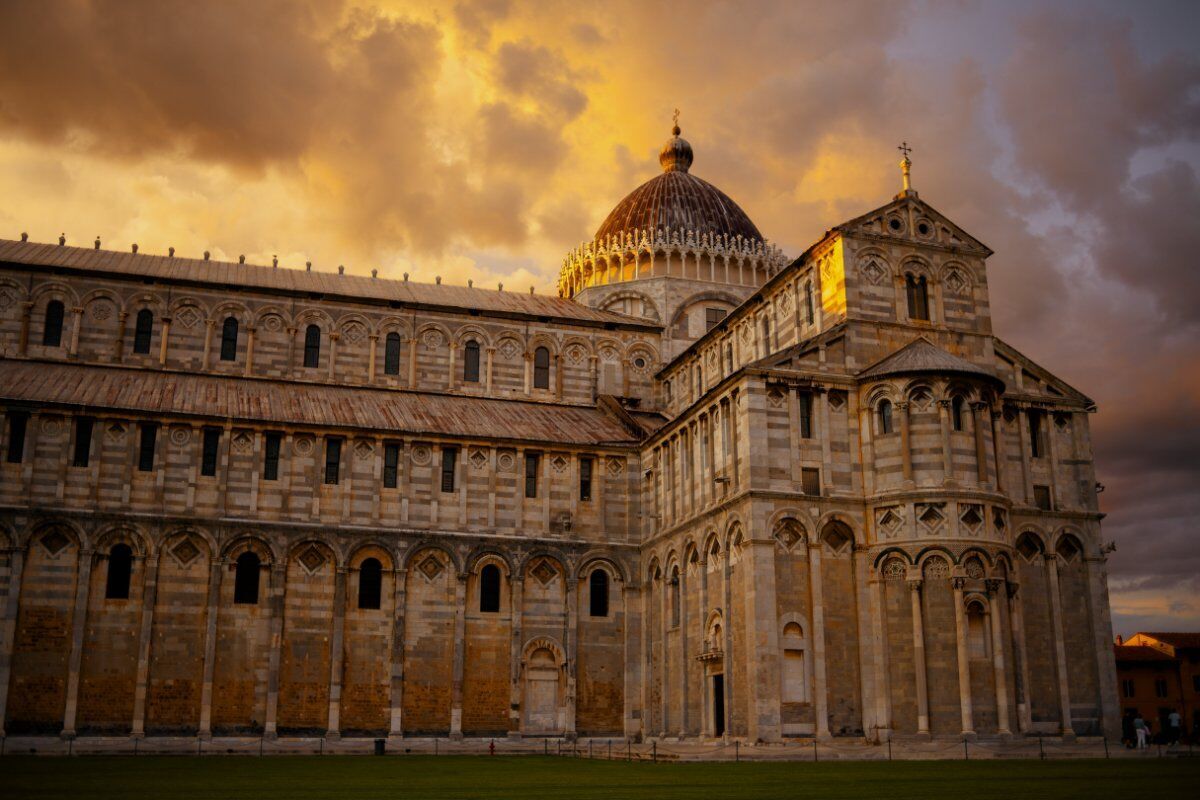 🎃Halloween a Pisa: I Misteri di Piazza dei Miracoli🎃 desktop picture