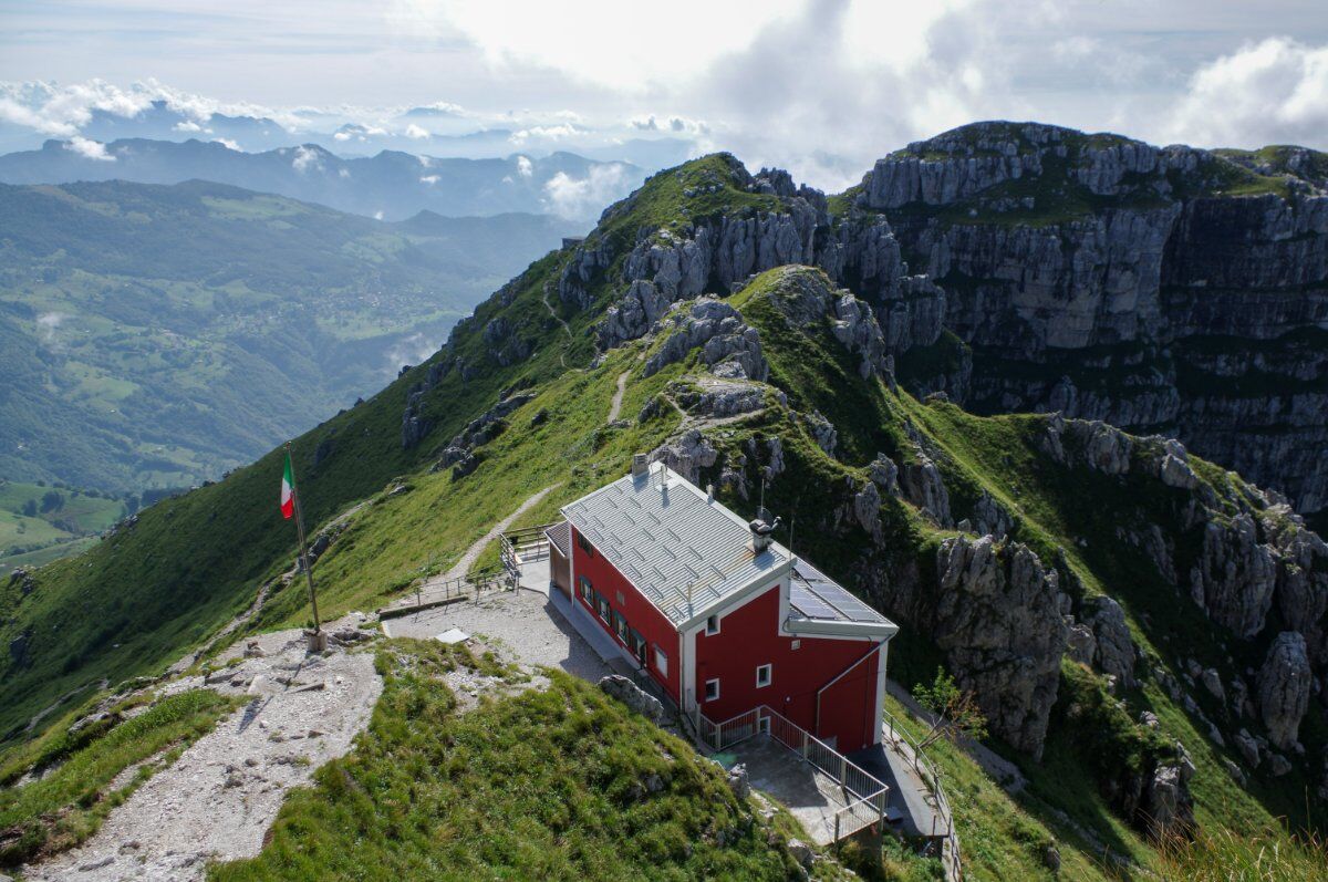 In Vetta al Resegone: Trekking tra Incantevoli Panorami In Vetta al Resegone: Trekking tra Incantevoli Panorami desktop picture