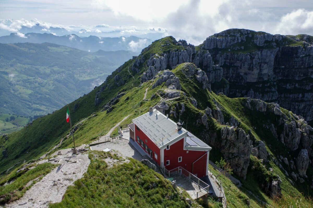 In Vetta al Resegone: Trekking tra Incantevoli Panorami desktop picture