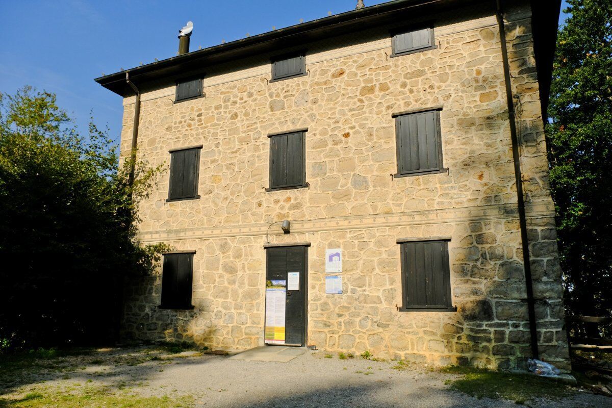Sulla vetta del Monte Coltignone: Escursione tra scorci sconfinati Sulla vetta del Monte Coltignone: Escursione tra scorci sconfinati desktop picture