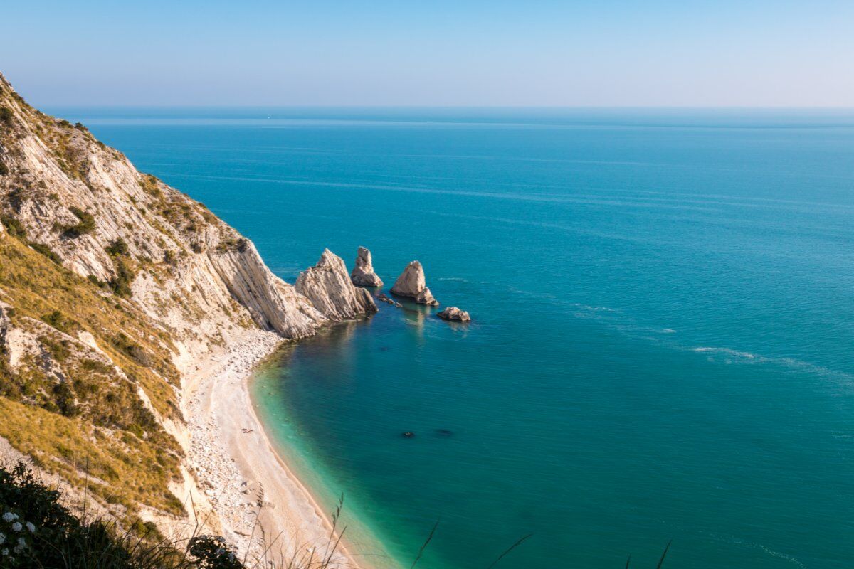 Monte Conero: Un Trekking nella Storia della Pietra Bianca Monte Conero: Un Trekking nella Storia della Pietra Bianca desktop picture